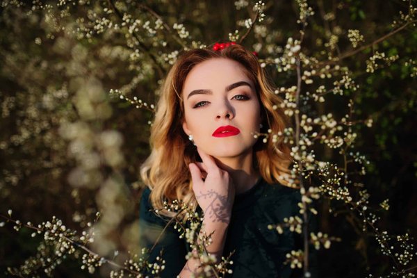 What are the Most Stylish Ways to Wear a Mesh Top Without Overexposing?