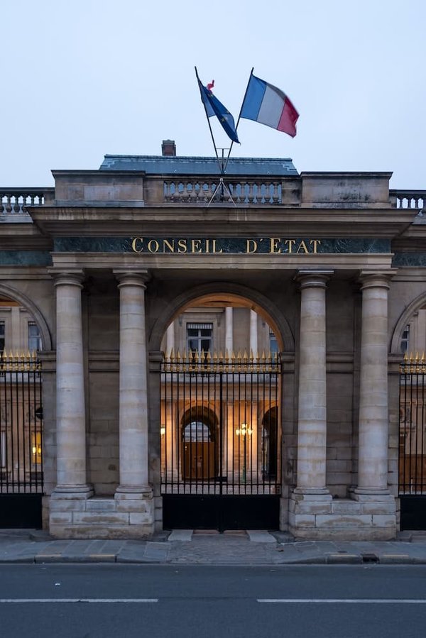 What are the Essential Tips for Wearing a Full-Length Duster Coat?